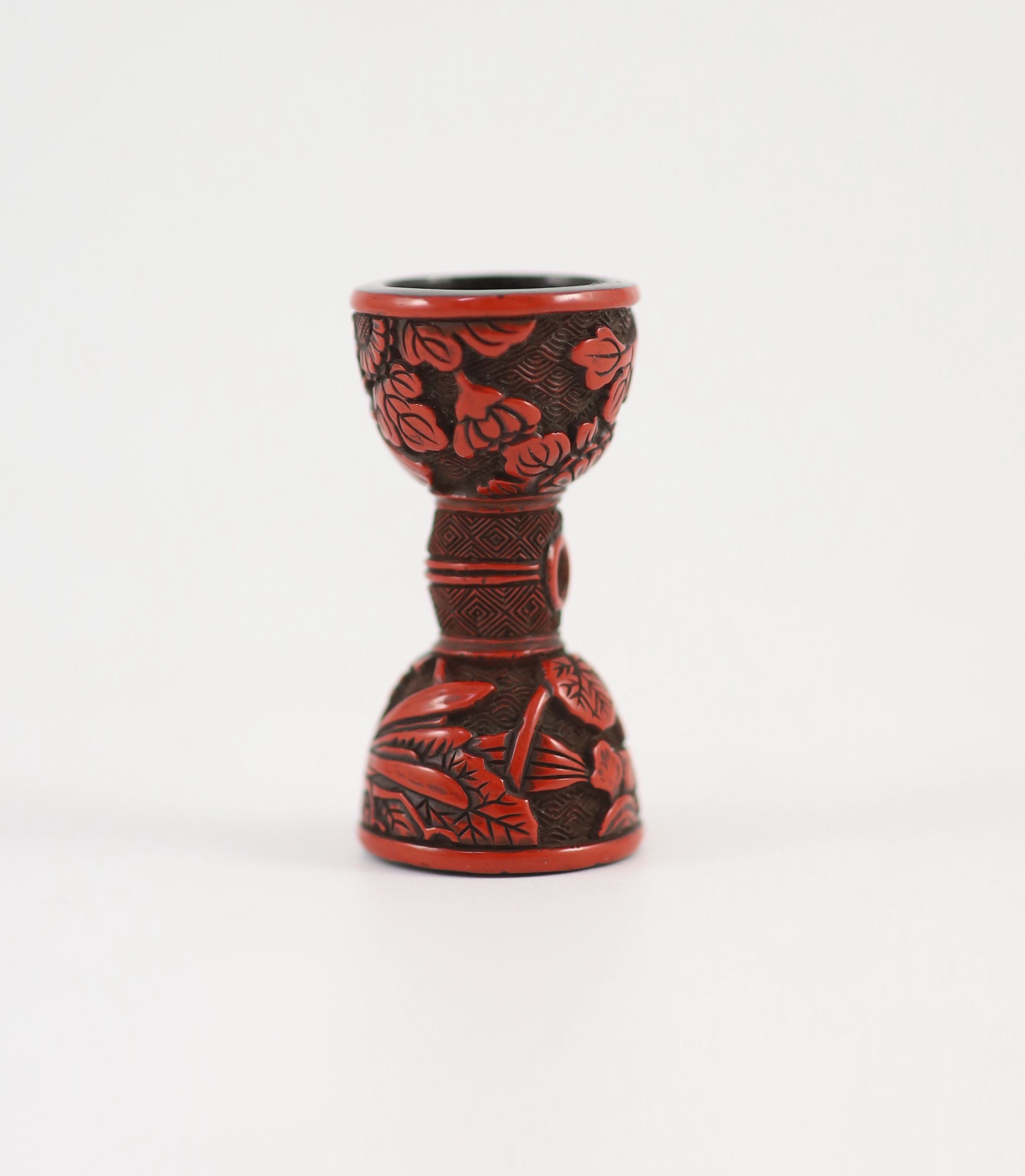 A Japanese red lacquer netsuke in the form of a hand drum (tsuzumi), early 19th century, 4.5 cm
